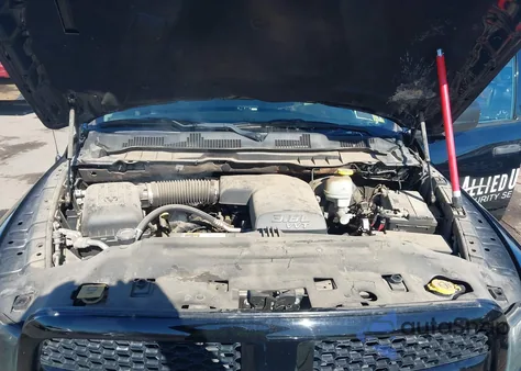 2021 Ram 1500 Classic Express 4X4 6'4 Box из США, поврежденный, VIN 1C6RR7FG8MS593361